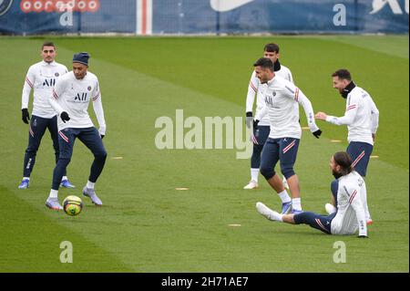 Von links nach rechts: Paris Saint Germain's italienischer Mittelfeldspieler Marco Verratti, Paris Saint Germain's französischer Stürmer Kylian Mbappe, Paris Saint Germain's spanischer Verteidiger Sergio Ramos, Paris Saint Germain's spanischer Verteidiger Juan Bernat, Paris Saint Germain's argentinischer Mittelfeldspieler Leandro Paredes und Paris Saint Germain's argentinischer Stürmer Lionel Messi während der Trainingseinheit des PSG am 19. November 2021 im Ooredoo Center in Saint Germain en Laye, westlich von Paris, Frankreich. Foto von Daniel Derajinski/ABACAPRESS.COM Stockfoto