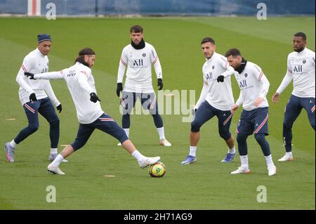 Saint Germain En Laye, Frankreich. 19th. November 2021. Von links nach rechts: Paris Saint Germain's französischer Stürmer Kylian Mbappe, Paris Saint Germain's spanischer Verteidiger Sergio Ramos, Paris Saint Germain's spanischer Verteidiger Juan Bernat, Paris Saint Germain's argentinischer Mittelfeldspieler Leandro Paredes und Paris Saint Germain's argentinischer Stürmer Lionel Messi während der Trainingseinheit des PSG am 19. November 2021 im Ooredoo Center in Saint Germain en Laye, westlich von Paris, Frankreich. Foto von Daniel Derajinski/ABACAPRESS.COM Quelle: Abaca Press/Alamy Live News Stockfoto