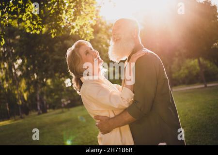 Foto von glücklich positiven Ehemann Frau fröhlich alt verheiratet Mann und Frau umarmen gute Laune Wetter draußen im Park Stockfoto