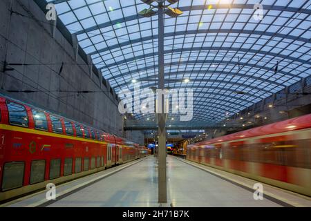 Bahnhof am Flughafen Köln/Bonn (CGN) in Deutschland. Stockfoto