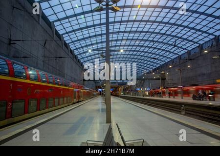 Bahnhof am Flughafen Köln/Bonn (CGN) in Deutschland. Stockfoto