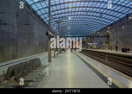 Bahnhof am Flughafen Köln/Bonn (CGN) in Deutschland. Stockfoto