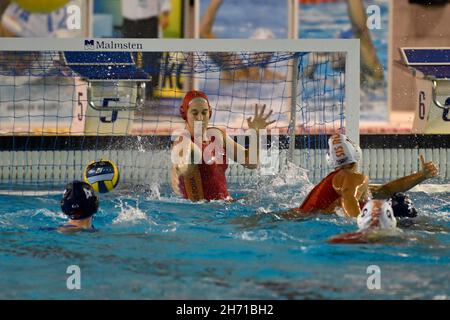 18. November 2021, Roma - Polo Natatorio, Italien: Emmalia Eichelberger von SIS Roma (ITA) im Einsatz während des Wasserpolo Euro League Women, Gruppe B, Tag 1 zwischen SIS Roma und ZVL 1886 Tetteroo beim Polo Natatorio, 18th. November 2021 in Rom, Italien. (Bild: © Domenico Cippitelli/Pacific Press via ZUMA Press Wire) Stockfoto