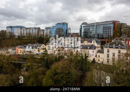 Panoramablick auf die Altstadt von Luxemburg-Stadt, Luxemburg mit Grund-Unterstadt. Stockfoto