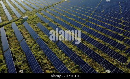 Blick auf ein Solarkraftwerk, Reihen von Solarzellen, Solarzellen, Draufsicht, Draufsicht auf ein Solarkraftwerk, industrieller Hintergrund zum Thema rene Stockfoto