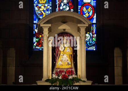 Goldene Statue und Buntglasfenster in der Kathedrale von Notre Dame. Luxemburg-Stadt, Luxemburg. Stockfoto