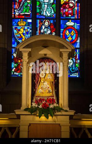 Goldene Statue und Buntglasfenster in der Kathedrale von Notre Dame. Luxemburg-Stadt, Luxemburg. Stockfoto