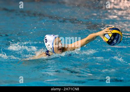 18. November 2021, Roma - Polo Natatorio, Italien: Juliette D'HALLUIN von Lille UC (FRA) im Einsatz während des Waterpolo Euro League Women, Gruppe B, Tag 1 zwischen Lille UC und Sirens Malta beim Polo Natatorio, 18th. November 2021 in Rom, Italien. (Bild: © Domenico Cippitelli/Pacific Press via ZUMA Press Wire) Stockfoto