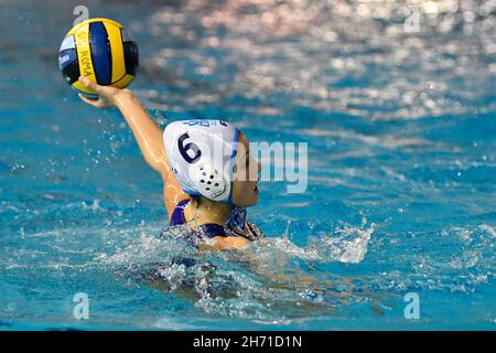 18. November 2021, Roma - Polo Natatorio, Italien: Juliette D'HALLUIN von Lille UC (FRA) im Einsatz während des Waterpolo Euro League Women, Gruppe B, Tag 1 zwischen Lille UC und Sirens Malta beim Polo Natatorio, 18th. November 2021 in Rom, Italien. (Bild: © Domenico Cippitelli/Pacific Press via ZUMA Press Wire) Stockfoto