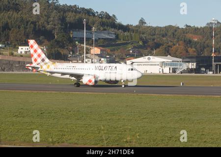 Coruna-Spanien - November 19,2021: Airbus A319 Volotea, Landung auf dem Flughafen Alvedro. Stockfoto