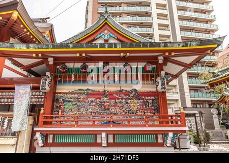 Kanda Myojin-Schrein in Sotokanda, Chiyoda City, Tokio. Es ist eines der 10 berühmten Schreine von Tokio. Es hat Bühne für Drama, buntes Büro. Stockfoto