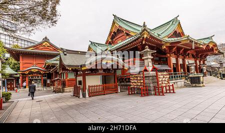 Kanda Myojin-Schrein in Sotokanda, Chiyoda City, Tokio. Es ist eines der 10 berühmten Schreine von Tokio. Es hat Bühne für Drama, buntes Büro. Stockfoto