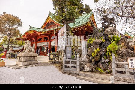 Kanda Myojin-Schrein in Sotokanda, Chiyoda City, Tokio. Es ist eines der 10 berühmten Schreine von Tokio. Es hat Bühne für Drama, buntes Büro. Stockfoto