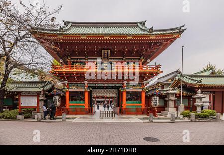 Kanda Myojin-Schrein in Sotokanda, Chiyoda City, Tokio. Es ist eines der 10 berühmten Schreine von Tokio. Es hat Bühne für Drama, buntes Büro. Stockfoto