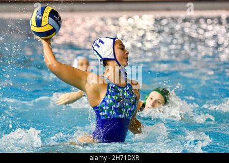 18. November 2021, Roma - Polo Natatorio, Italien: Paula CRESPI BARRIGA von CE Mediterrani (ESP) im Einsatz während des Wasserpolo Euro League Women, Gruppe B, Tag 1 zwischen CE Mediterrani und FTC Telecom Budapest beim Polo Natatorio, 18th. November 2021 in Rom, Italien. (Bild: © Domenico Cippitelli/Pacific Press via ZUMA Press Wire) Stockfoto