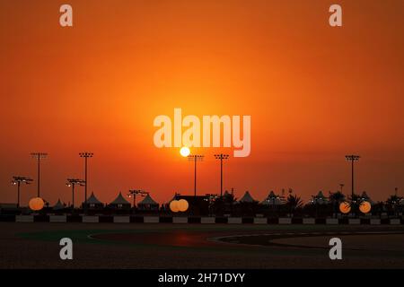 Doha, Katar. 19th. November 2021. Rundgangatmosphäre - Sonnenuntergang. Qatar Grand Prix, Freitag, 19th. November 2021. Doha, Katar. Quelle: James Moy/Alamy Live News Stockfoto