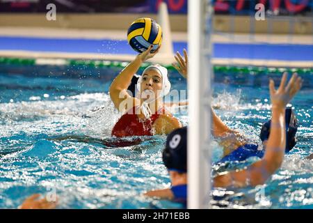 (11/18/2021) Chiara Ranalli von SIS Roma (ITA) im Einsatz während des Wasserball Euro League Women, Gruppe B, Tag 1 zwischen SIS Roma und ZVL 1886 Tetteroo beim Polo Natatorio, 18th. November 2021 in Rom, Italien. (Foto: Domenico Cippitelli/Pacific Press/Sipa USA) Quelle: SIPA USA/Alamy Live News Stockfoto