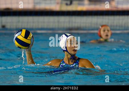 (11/18/2021) Paula CRESPI BARRIGA von CE Mediterrani (ESP) von CE Mediterrani (ESP) im Einsatz während des Waterpolo Euro League Women, Gruppe B, Tag 1 zwischen CE Mediterrani und FTC Telecom Budapest beim Polo Natatorio, 18th. November 2021 in Rom, Italien. (Foto von Domenico Cippitelli/Pacific Press/Sipa USA) Stockfoto