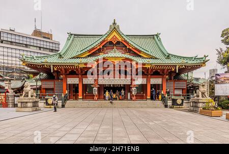 Kanda Myojin-Schrein in Sotokanda, Chiyoda City, Tokio. Es ist eines der 10 berühmten Schreine von Tokio. Es hat Bühne für Drama, buntes Büro. Stockfoto