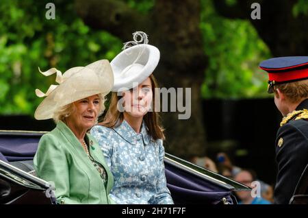 Herzogin von Cambridge und Herzogin von Cornwall. Trooping the Color 2015 in der Mall. London. Kate Middleton und Camilla Parker Bowles im Wagen Stockfoto