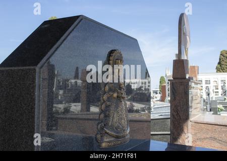 HUELVA, SPANIEN - 17. Oktober 2021: Der Friedhof der Stadt Huelva in Spanien, Allerheiligen, 1st. November. Stockfoto