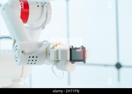 Roboterarm mit CCD und CMOS-Matrix Bildsensor im Manipulator. Konzept zum Thema künstliches Sehen und Mustererkennung Stockfoto