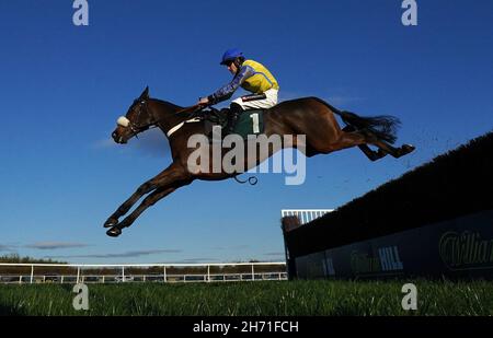 Minella Trump und Brian Hughes springen die letzte, um die Verfolgungsjagd der Lyn und Holly's Big Birthday Celebrations-Novizen auf der Catterick Racecourse zu gewinnen. Bilddatum: Freitag, 19. November 2021. Stockfoto