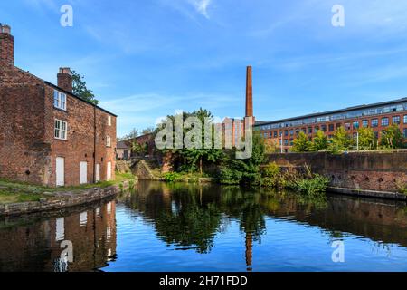 Hütte des Schleusenwärters am Ashton-Kanal im Stadtteil Ancoats von Manchester. Das Albion Works-Fabrik-Apartmentgebäude befindet sich im Hintergrund. Stockfoto