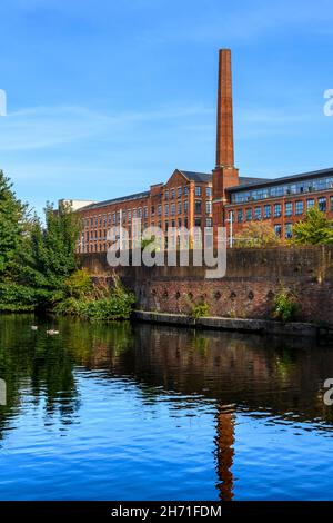 Hütte des Schleusenwärters am Ashton-Kanal im Stadtteil Ancoats von Manchester. Das Albion Works-Fabrik-Apartmentgebäude befindet sich im Hintergrund. Stockfoto