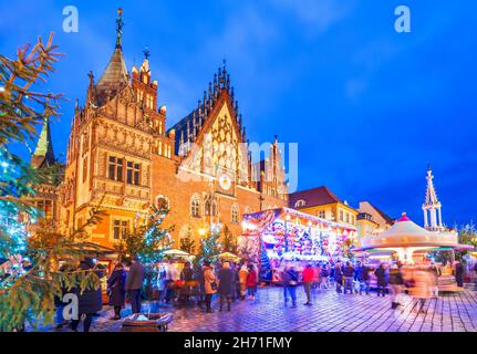 Wroclaw, Polen - 2019. Dezember: Nachtszene des berühmten Weihnachtsmarktes in Europa, Winter unterwegs Hintergrund. Stockfoto