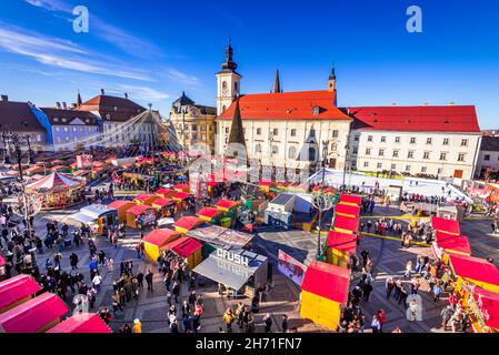 Sibiu, Rumänien - 15. Dezember 2019: Sibiu Weihnachtsmarkt, größter in Rumänien, Siebenbürgen Wahrzeichen. Stockfoto