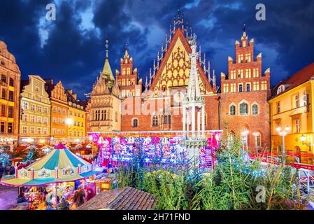 Breslau, Polen - Dezember 2019: Weihnachtsmarkt. Neujahrsstimmung, beleuchtete, geschmückte festliche Stadt. Nachtaufnahme. Stockfoto