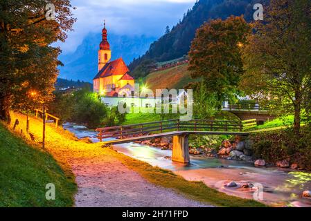 Ramsau bei Berchtesgaden, Bayern. Herbstliche Landschaft des Ramsau-Nationalparks im Berchtesgadener Land in Deutschland mit einer unglaublichen saisonalen Aussicht auf Parish Stockfoto