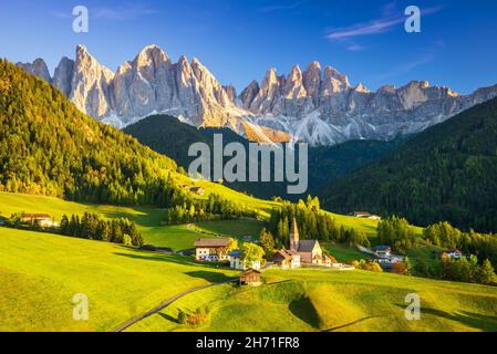 Val di Funes, Italien - wunderschönes Dorf in St. Magdalena mit zauberhaften Dolomitenbergen in einem wunderschönen Villental, Südtirol, italienische Alpen im Herbst Stockfoto