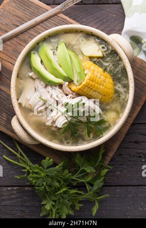 Traditionelles Ajiaco Colombiano - kolumbianische Suppe mit Kartoffeln, Huhn, Avocado Stockfoto