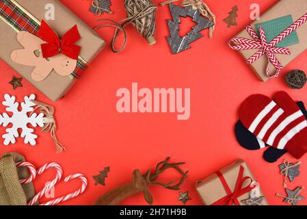 Weihnachten Urlaub Wohnung lag imitiert Komposition mit Kopierraum in der Mitte des roten Hintergrund. Stockfoto