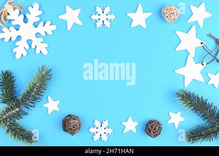 Weihnachten Urlaub Wohnung lag imitiert Komposition mit Kopierer Raum in weiß und blass blau Thema. Stockfoto