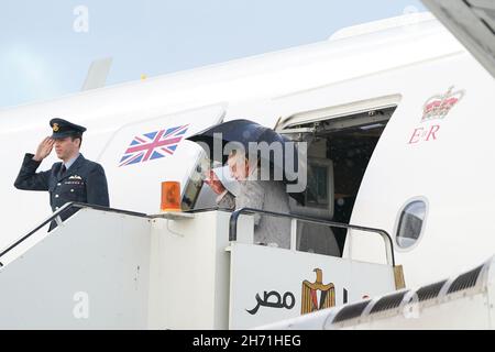 Der Prinz von Wales winkt, als er den Flughafen Borg el-Arab in Alexandria, Ägypten, verlässt, um am letzten Tag seiner Reise durch den Nahen Osten nach Großbritannien zurückzukehren. Bilddatum: Freitag, 19. November 2021. Stockfoto