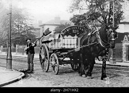 Straßenreinigung mit einem Staubkarren, Islington Vestry, London, Anfang 1900s Stockfoto