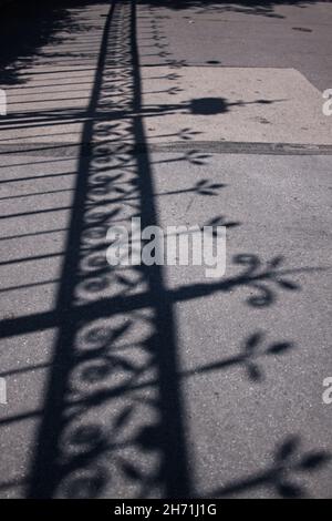 Metallzaun warf Schatten auf Bürgersteig in der Straße von Budapest Ungarn Stockfoto