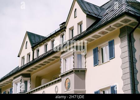 Bemalte Fassade eines Hauses im Dorf Oberammergau. Deutschland Stockfoto