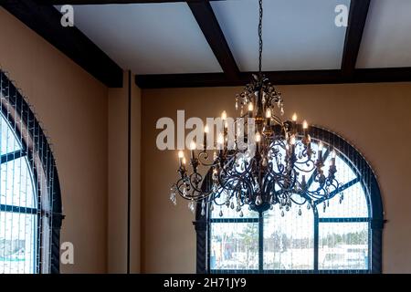 Eleganter Glanz im Vintage-Stil hängt an der Decke in der Halle Stockfoto