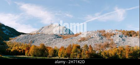 Zellstation auf dem Berg Lovcen vor dem Hintergrund des Himmels Stockfoto