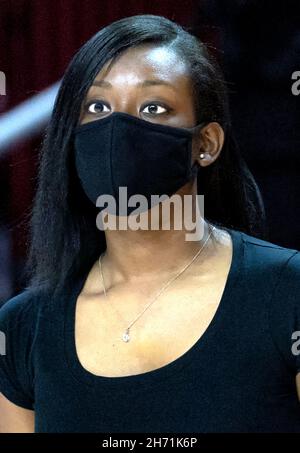 Frau, die Covid in einer Hallenarena maskiert hat Stockfoto