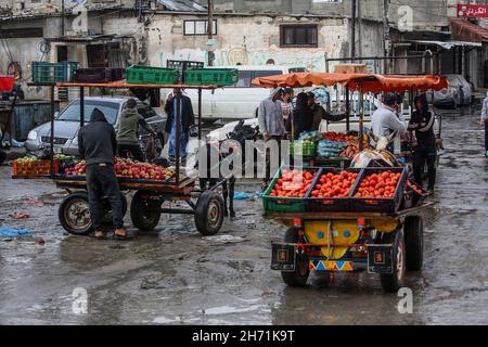 Am 19. November 2021 regnete es an einem regnerischen Tag auf der Straße im Flüchtlingslager Rafah im südlichen Gazastreifen. Stockfoto