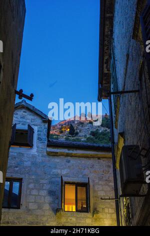 Blick auf traditionelle alte Gebäude in der Altstadt von Kotor bei Nacht Stockfoto