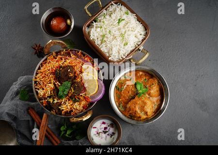 Indisches Gemüse ohne Gemüse, Thali - Hammelfleisch, Biryani, Raita, Malai Kofta, Basmati-Reis und Gulab Jamun, Selektiver Fokus Stockfoto