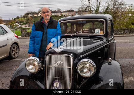 Bantry, West Cork, Irland. 19th. November 2021. George ward aus Kealkill brachte heute seine 1937 Austin Ten nach Bantry, um einige Besorgungen zu machen. George besitzt das Auto seit 4 Jahren und sagt, es sei so zuverlässig wie ein modernes Auto. Quelle: AG News/Alamy Live News Stockfoto