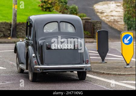 Bantry, West Cork, Irland. 19th. November 2021. George ward aus Kealkill brachte heute seine 1937 Austin Ten nach Bantry, um einige Besorgungen zu machen. George besitzt das Auto seit 4 Jahren und sagt, es sei so zuverlässig wie ein modernes Auto. Quelle: AG News/Alamy Live News Stockfoto