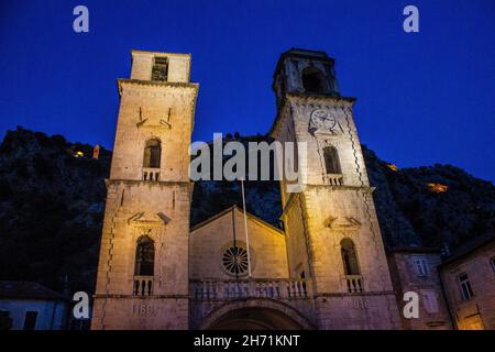 Blick auf die St Tryphon Cathedral in der Innenstadt von Kotor bei Nacht Stockfoto